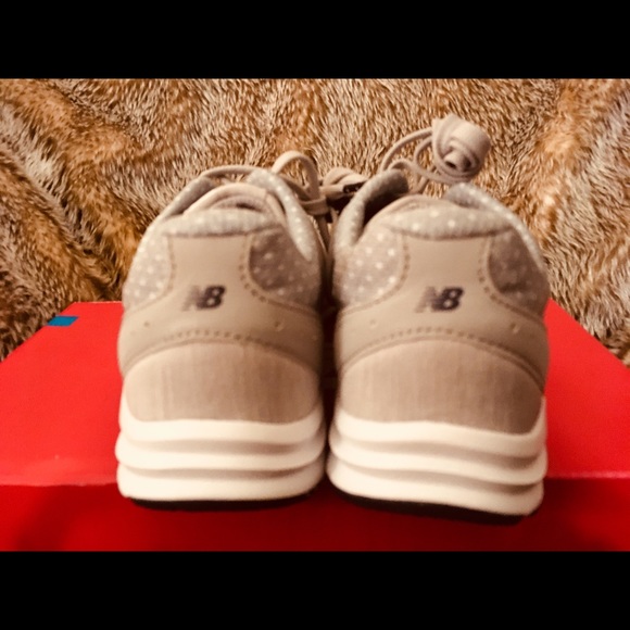 🎈SOLD🎈Silver/Mink Cozy NWT New Balance Women's - Picture 7 of 8